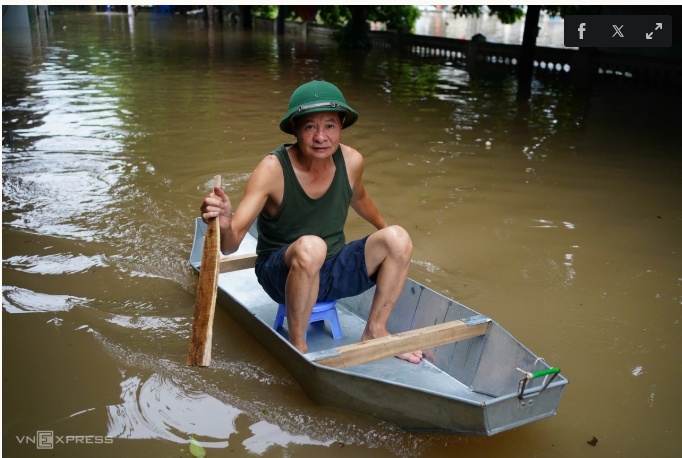 Hà Nội có nơi ngập gần một mét, người dân chèo thuyền trên đường