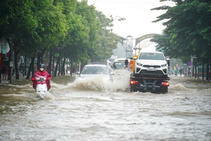 Sở Xây dựng Hà Nội: Ngập diện rộng do mưa lớn trên 400 mm