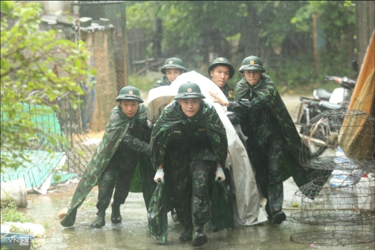 Người dân ngoại thành Hà Nội chạy lũ