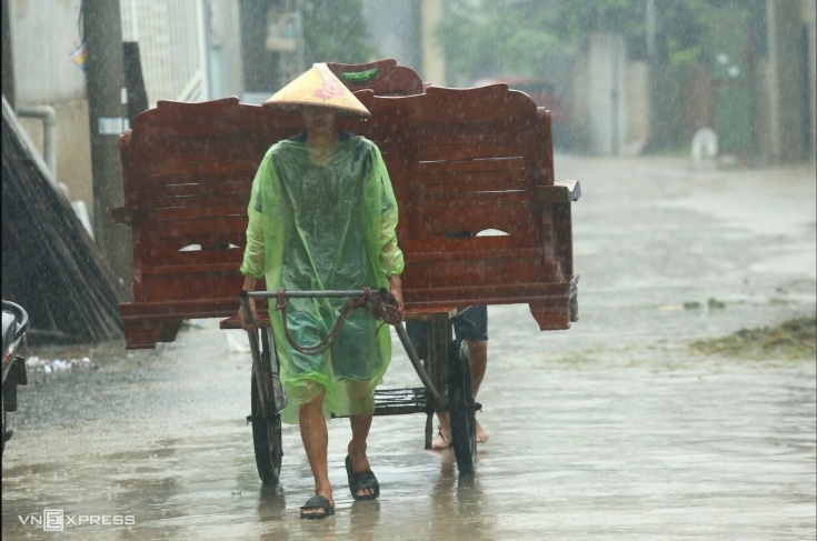 Người dân ngoại thành Hà Nội chạy lũ