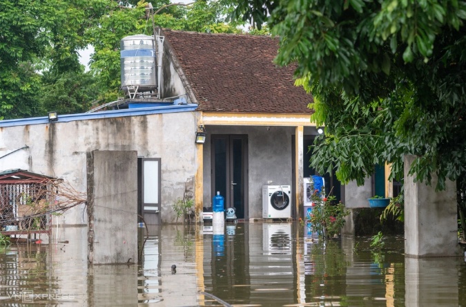 Lũ sông rút chậm, còn hơn 5.000 nhà ngập