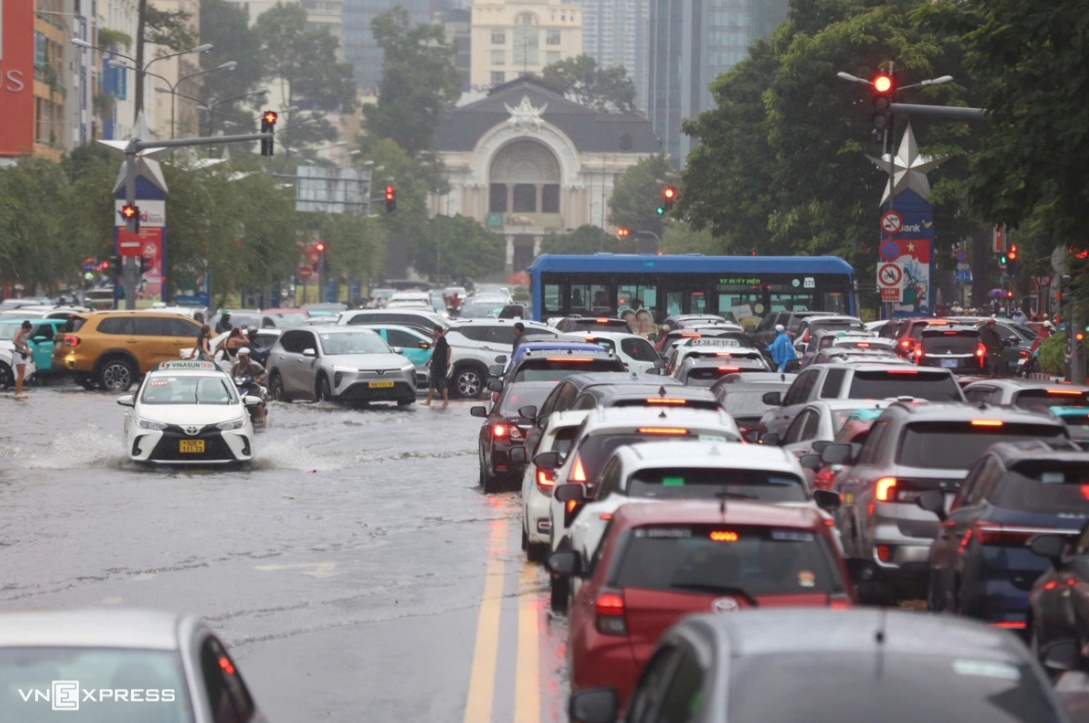 Trung tâm TP HCM ngập sâu sau mưa lớn