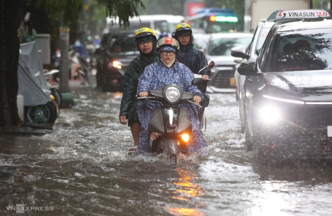 Trung tâm TP HCM ngập sâu sau mưa lớn