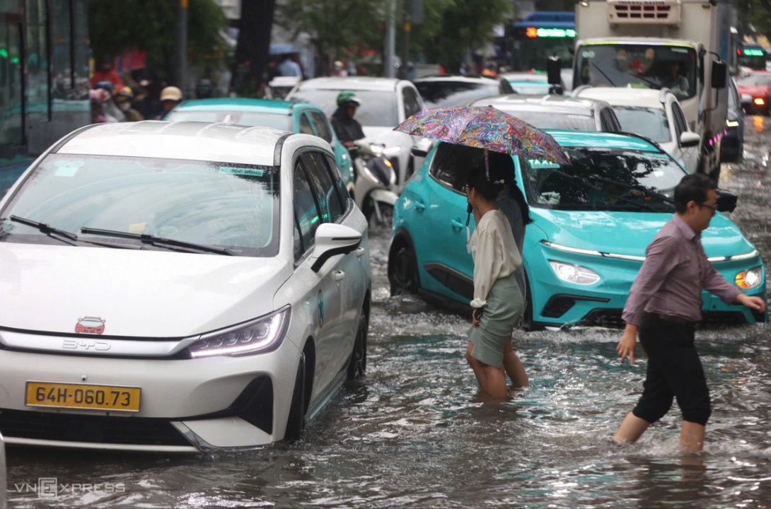 Trung tâm TP HCM ngập sâu sau mưa lớn