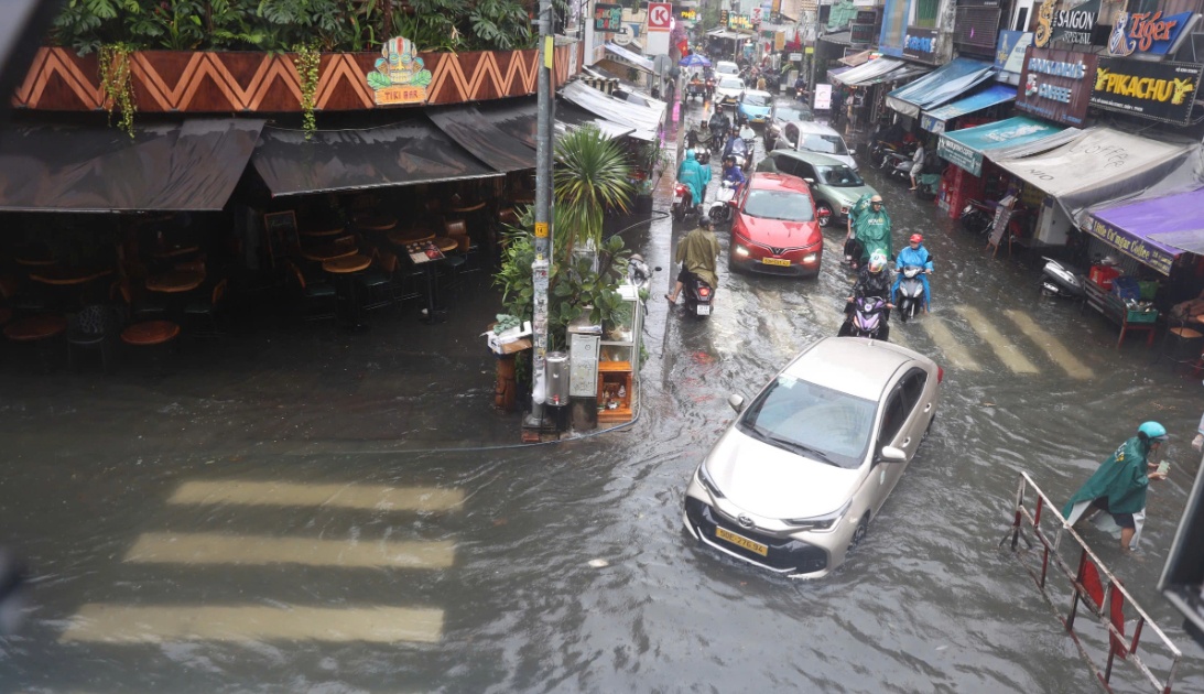 Trung tâm TP HCM ngập sâu sau mưa lớn