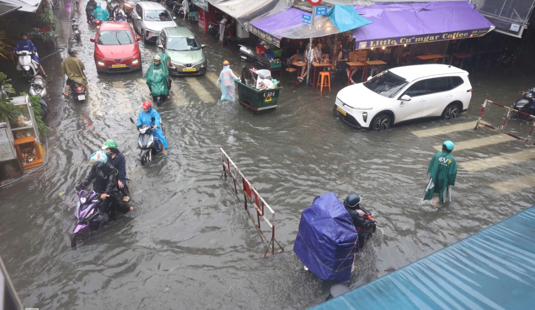 Trung tâm TP HCM ngập sâu sau mưa lớn