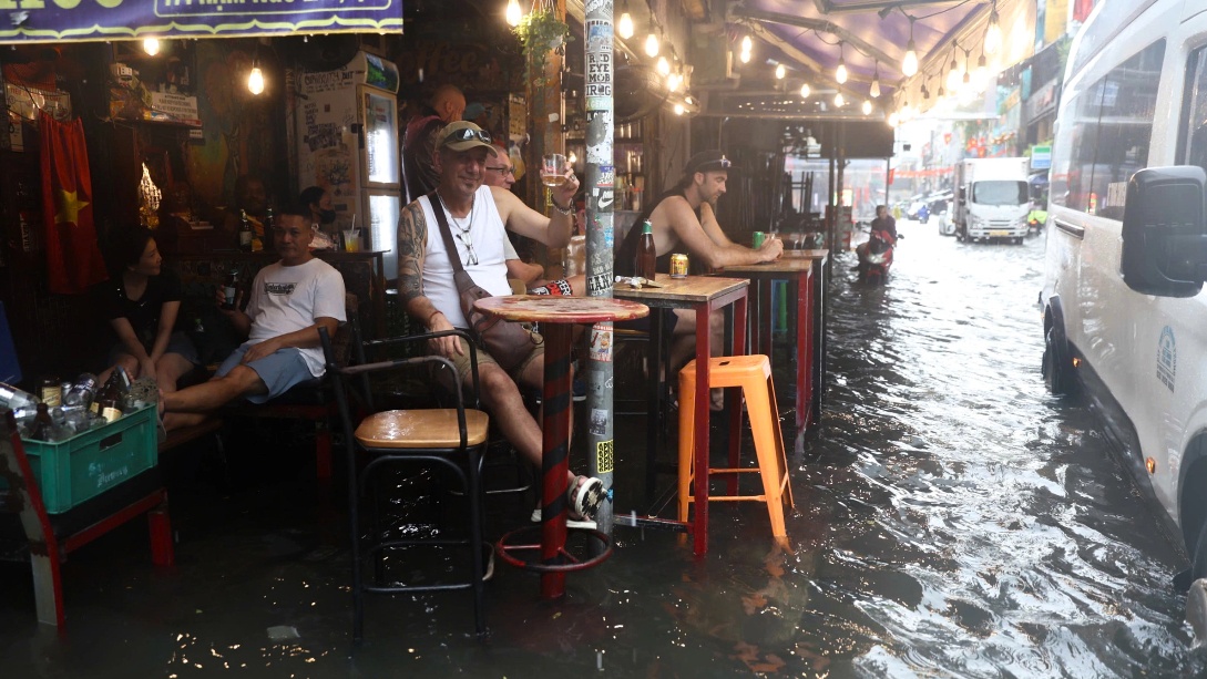 Trung tâm TP HCM ngập sâu sau mưa lớn