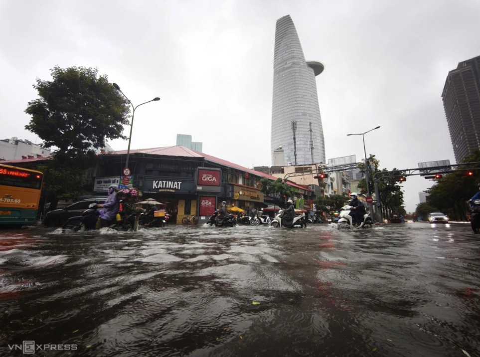 Trung tâm TP HCM ngập sâu sau mưa lớn