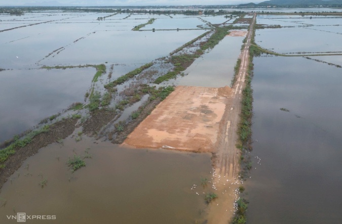 Đường nối sân bay Phú Bài thi công chậm trễ
