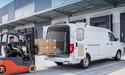 Tỷ phú Trần Bá Dương chào sân mẫu ô tô điện riêng tích hợp sạc nhanh, chạy 300 km