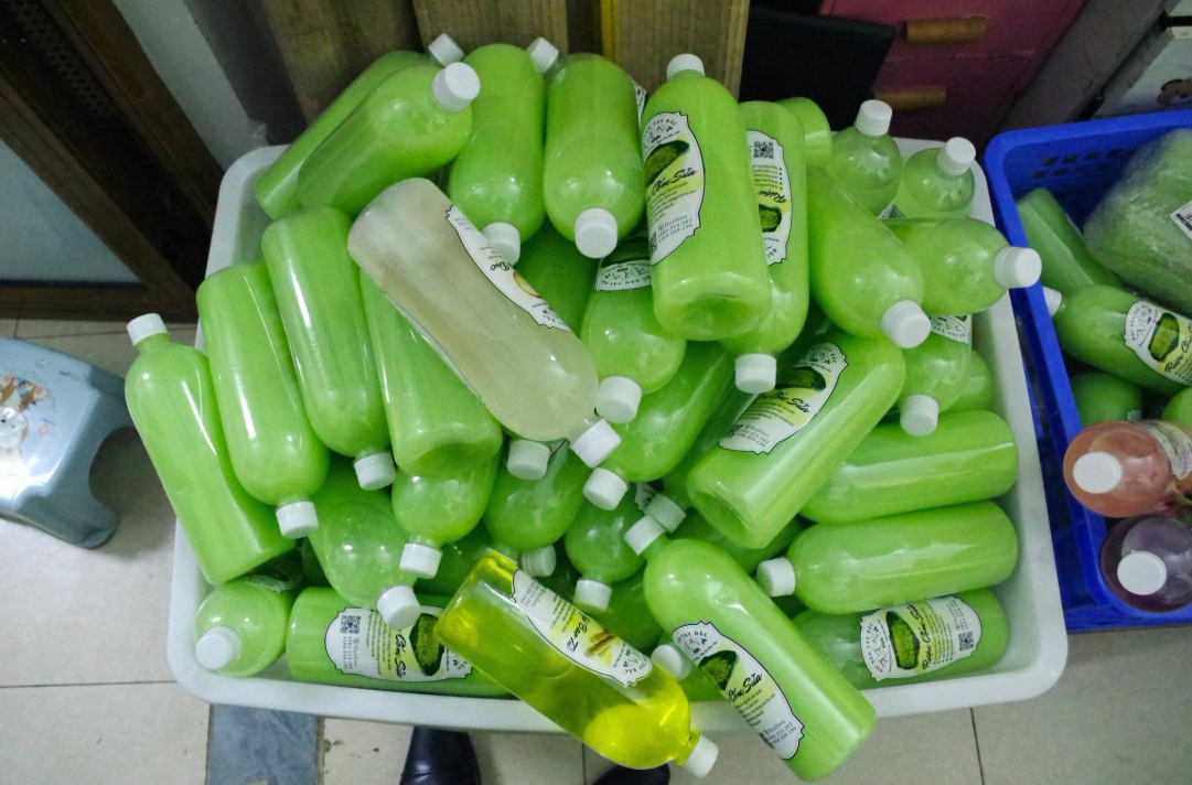Gần 1.800 lít rượu không rõ nguồn gốc nằm sau gian hàng TikTok Shop này