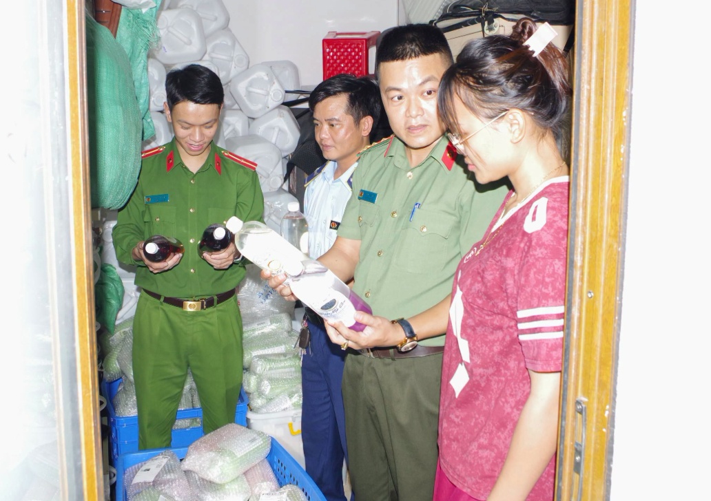 Gần 1.800 lít rượu không rõ nguồn gốc nằm sau gian hàng TikTok Shop này
