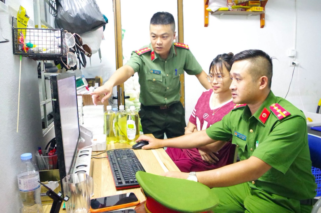Gần 1.800 lít rượu không rõ nguồn gốc nằm sau gian hàng TikTok Shop này
