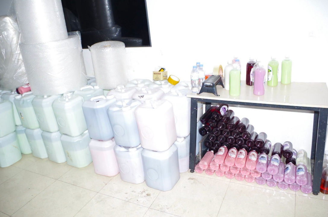 Gần 1.800 lít rượu không rõ nguồn gốc nằm sau gian hàng TikTok Shop này