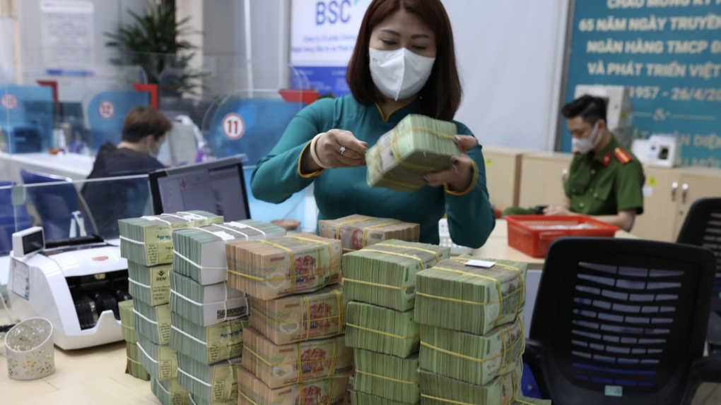 Giá xăng tăng, tiền chợ đắt hơn, lãi vay vẫn phải trả: Làm gì để không “cháy túi”?