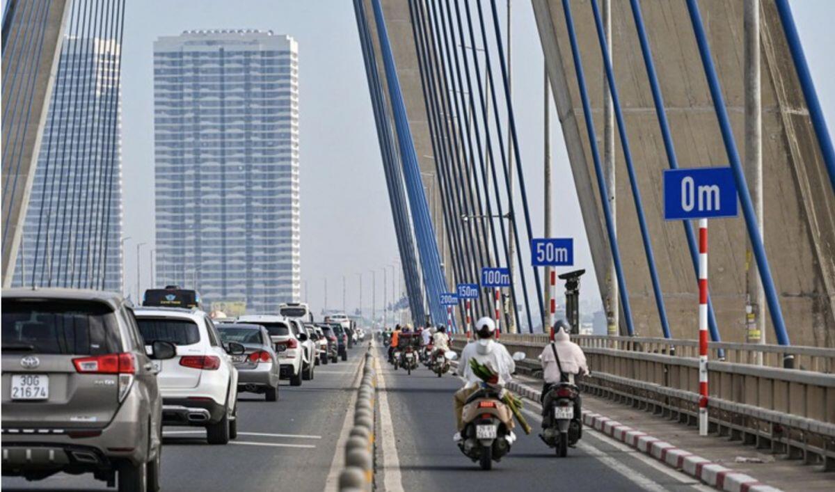 Cầu Nhật Tân “siết khoảng cách”: 3 làn ô tô cùng chạy tối đa 80 km/h