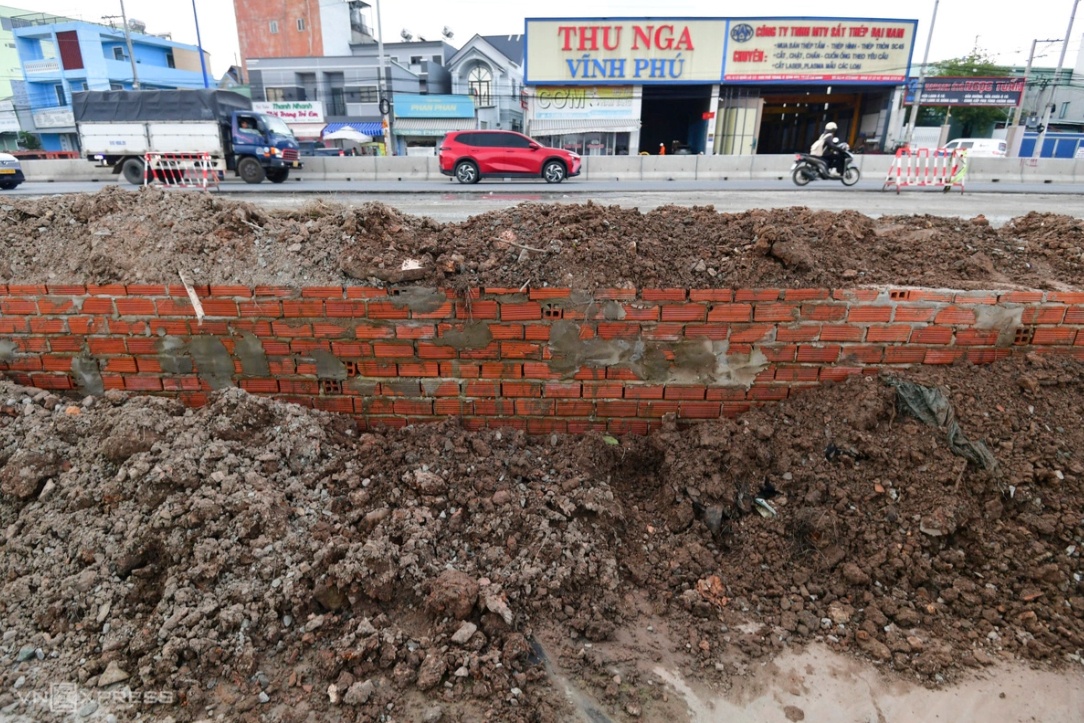 Nhà thấp hơn mặt đường cả mét khi quốc lộ cửa ngõ TP HCM nâng nền