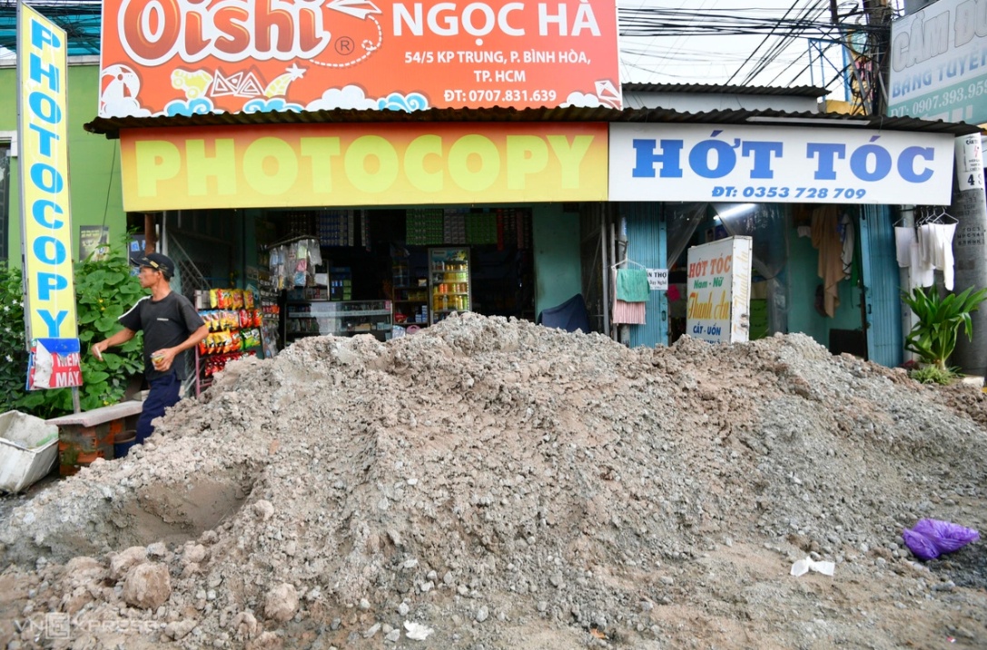 Nhà thấp hơn mặt đường cả mét khi quốc lộ cửa ngõ TP HCM nâng nền