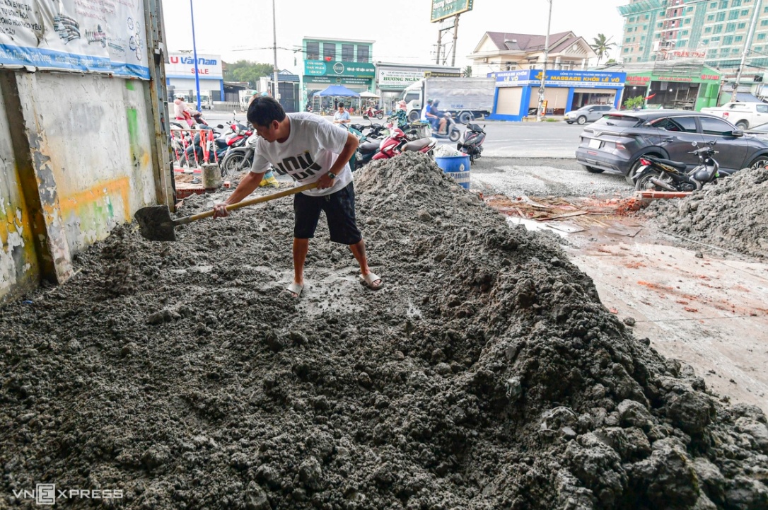 Nhà thấp hơn mặt đường cả mét khi quốc lộ cửa ngõ TP HCM nâng nền