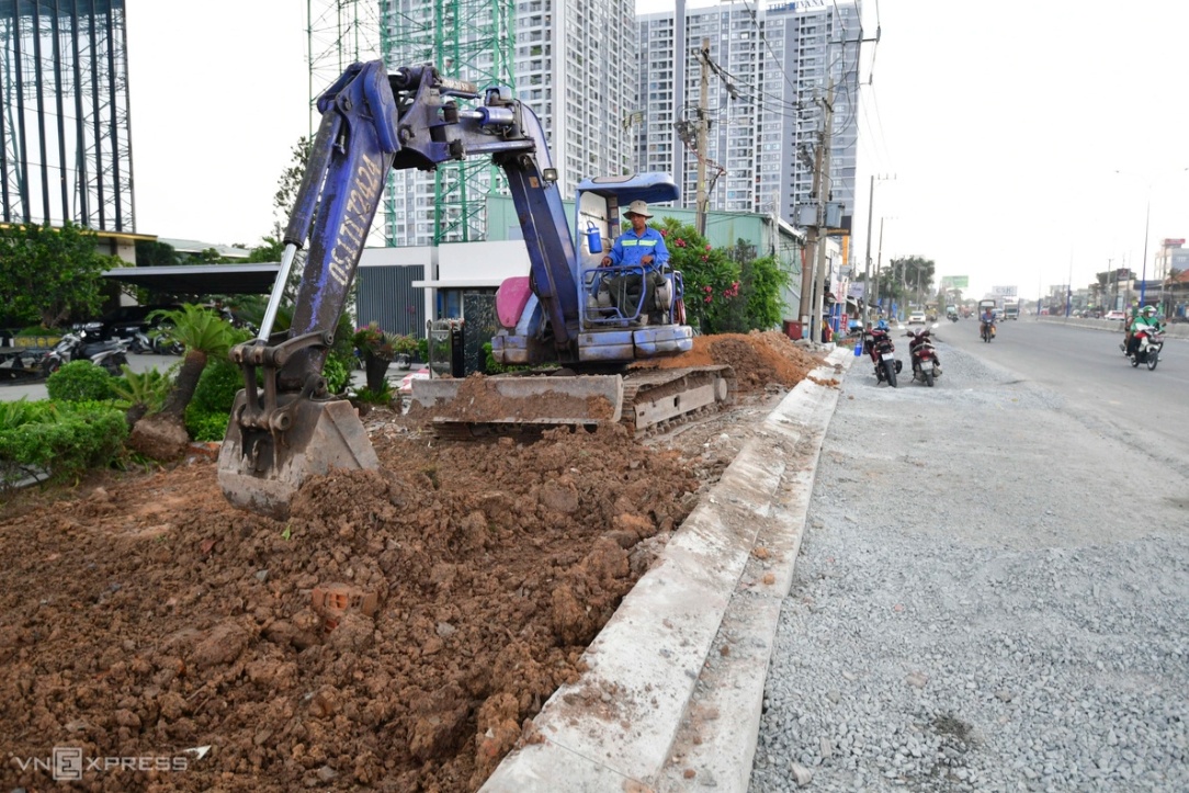 Nhà thấp hơn mặt đường cả mét khi quốc lộ cửa ngõ TP HCM nâng nền