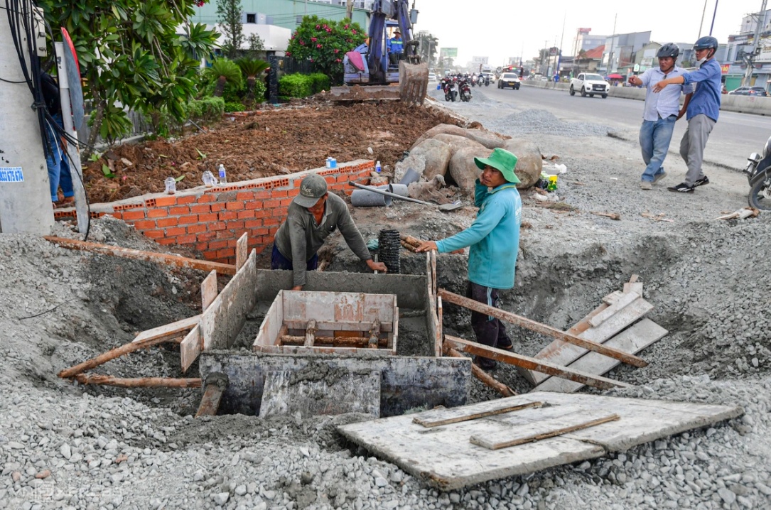 Nhà thấp hơn mặt đường cả mét khi quốc lộ cửa ngõ TP HCM nâng nền
