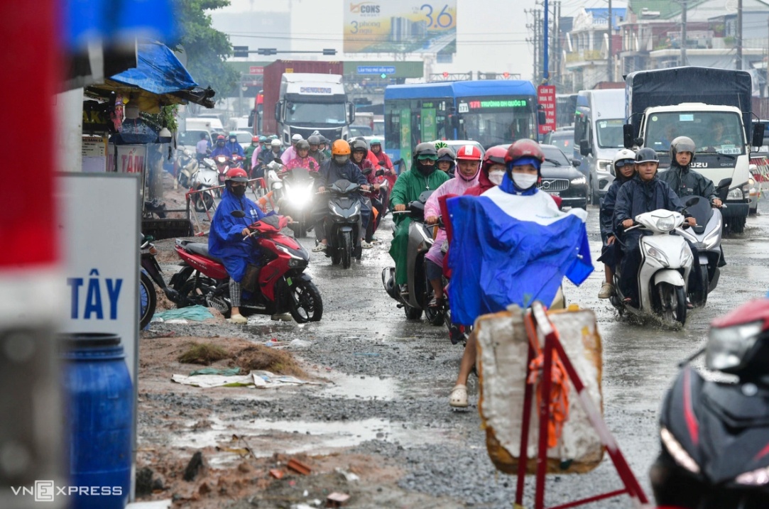 Nhà thấp hơn mặt đường cả mét khi quốc lộ cửa ngõ TP HCM nâng nền