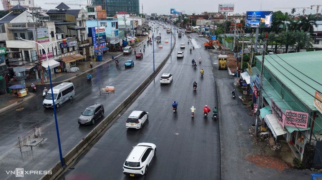 Nhà thấp hơn mặt đường cả mét khi quốc lộ cửa ngõ TP HCM nâng nền