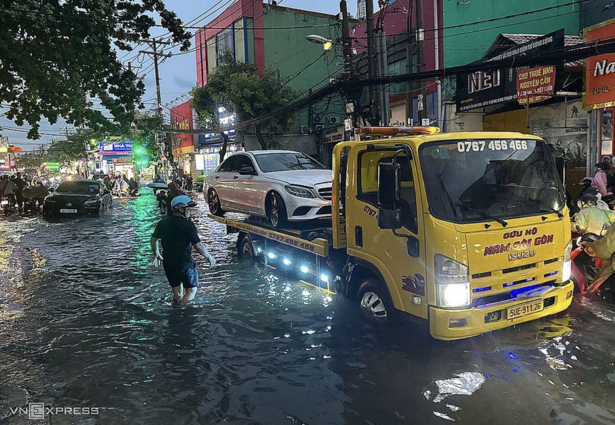 Nhiều chuyến bay phải chờ hạ cánh Tân Sơn Nhất do mưa lớn