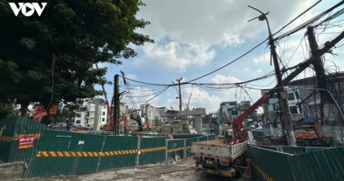 Phế thải xây dựng ngổn ngang quanh dự án cầu Trần Hưng Đạo (Hà Nội)