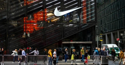 Khủng hoảng ở đế chế giày Nike
