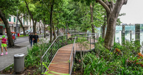 Cầu cạn uốn lượn bên Hồ Gươm