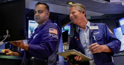 S&P 500 lần đầu vượt mốc 7,800 điểm, Dow Jones tăng hơn 250 điểm