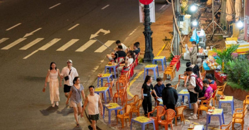 Quán ăn chiếm vỉa hè khiến tôi đi dưới lòng đường bị xe tông, ai phải đền?