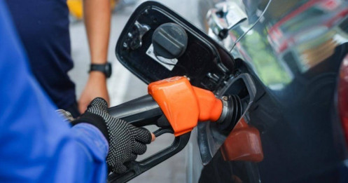 Giá xăng E10 giảm về sát 27.000 đồng một lít