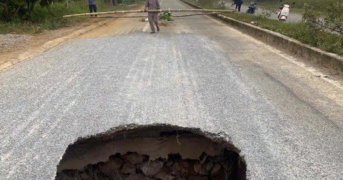 Hố sụt sâu 3 m trên quốc lộ 3B