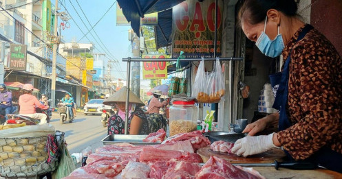Heo hơi rớt giá sâu, thịt ngoài chợ vẫn đắt