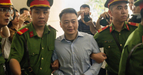 Nụ cười gây chú ý của Shark Bình khi bị dẫn giải đến tòa trong vụ án Mr Pips