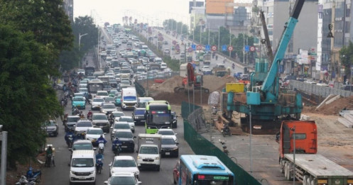 Nút giao Cổ Linh ở Hà Nội ùn tắc triền miên
