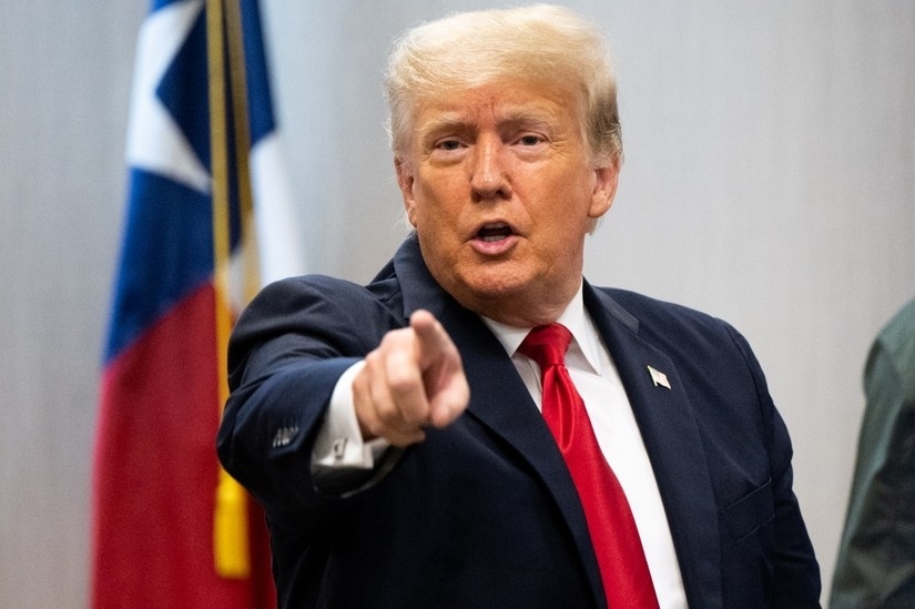 Trump "mở ví" trước giờ bỏ phiếu