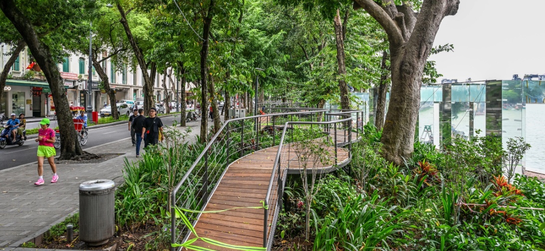 Cầu cạn uốn lượn bên Hồ Gươm
