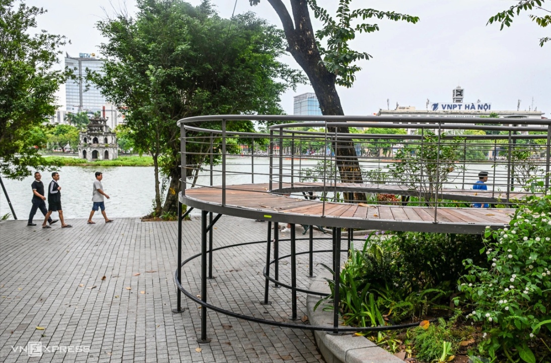 Cầu cạn uốn lượn bên Hồ Gươm