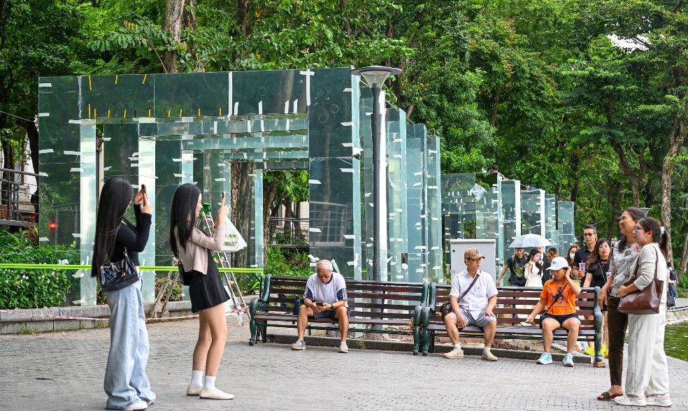 Cầu cạn uốn lượn bên Hồ Gươm