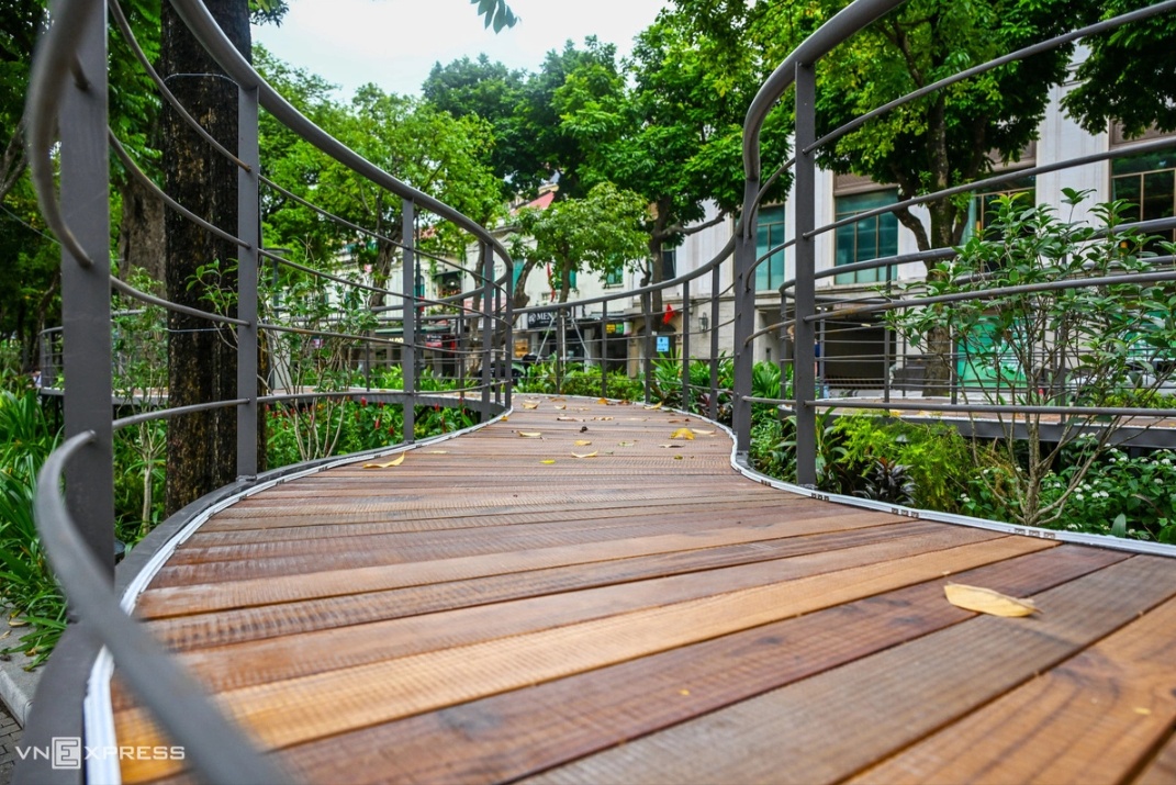 Cầu cạn uốn lượn bên Hồ Gươm