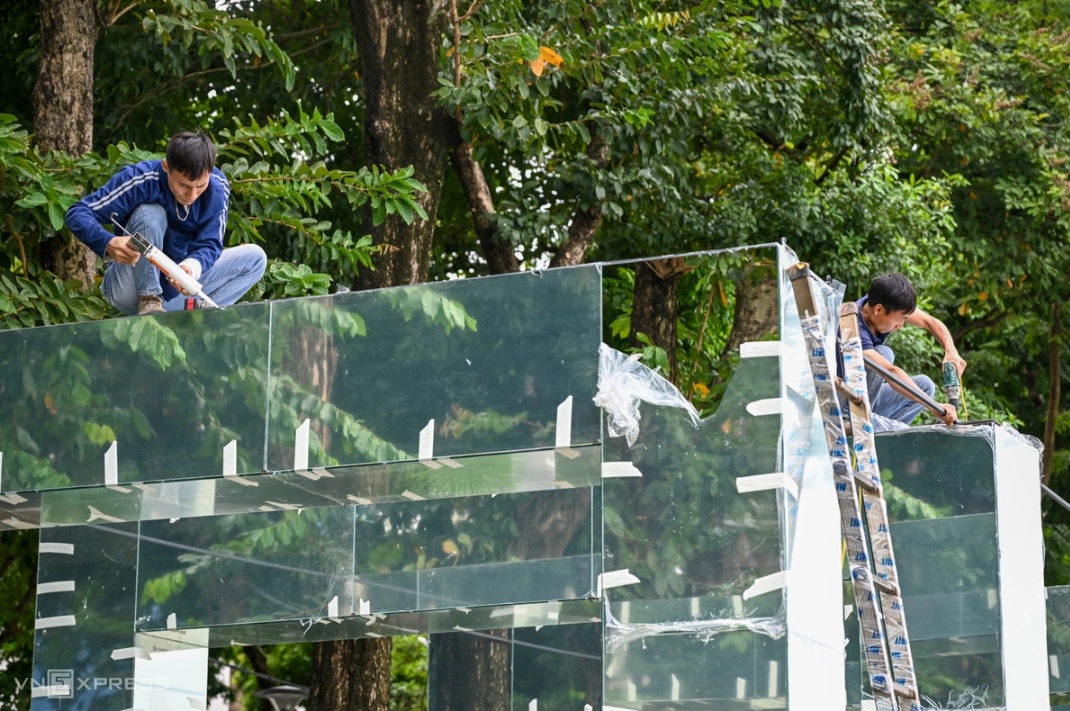 Cầu cạn uốn lượn bên Hồ Gươm