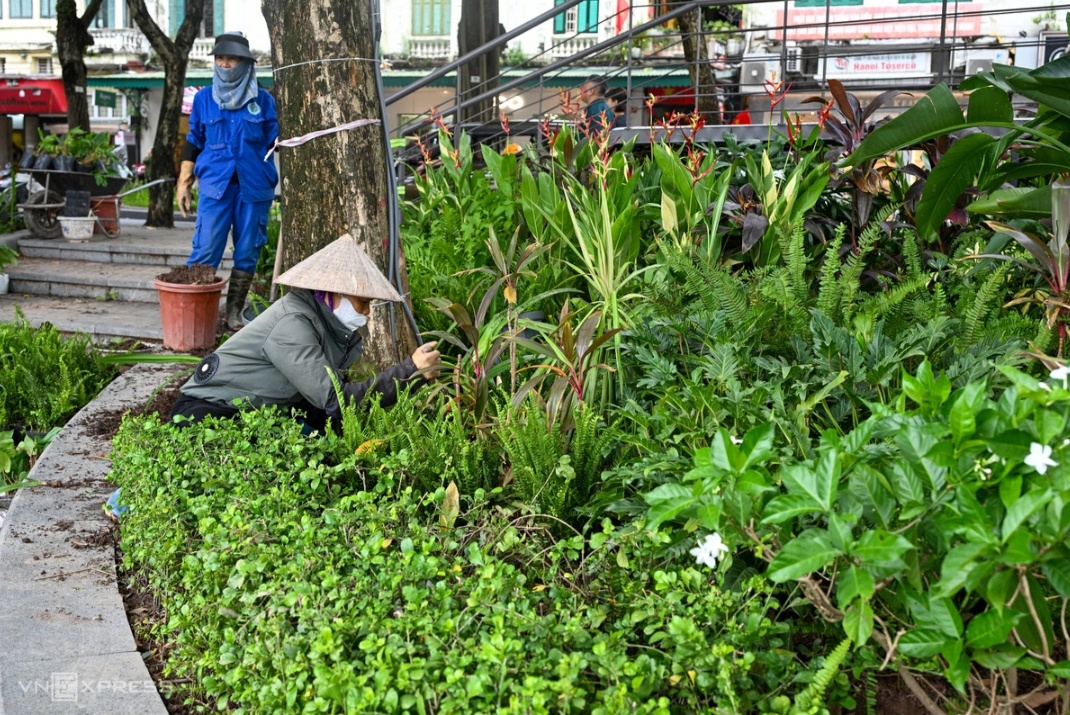 Cầu cạn uốn lượn bên Hồ Gươm