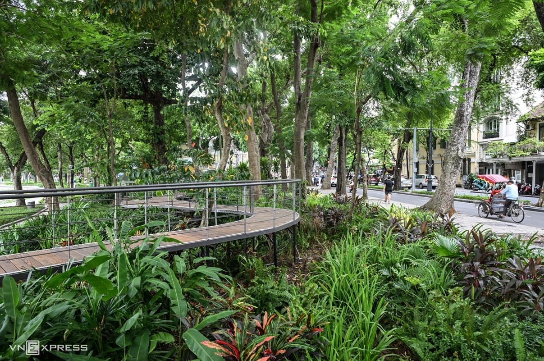 Cầu cạn uốn lượn bên Hồ Gươm