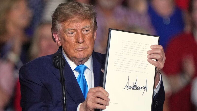 Giá nhiên liệu chạm mốc kỷ lục, chính quyền Trump tạm thời miễn thuế dầu diesel