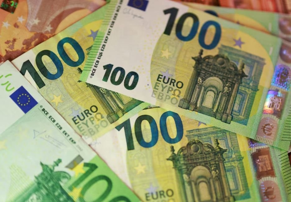 Euro "chao đảo" vì nợ Pháp