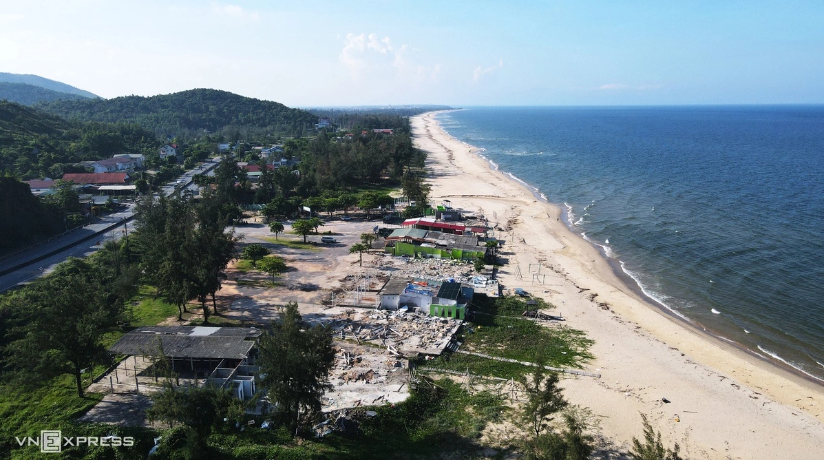 Tháo dỡ hàng quán ở bãi tắm Đá Nhảy
