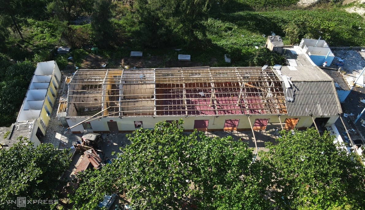 Tháo dỡ hàng quán ở bãi tắm Đá Nhảy